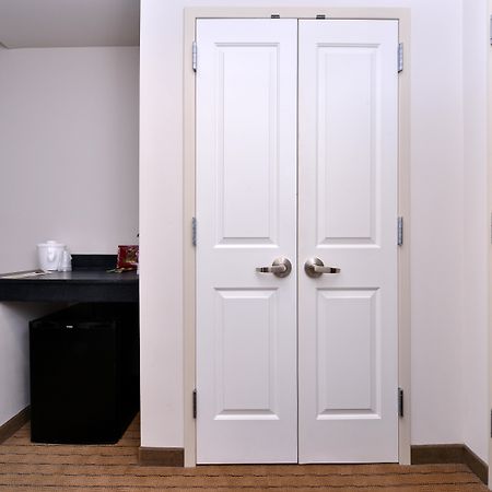 Holiday Inn Madison At The American Center By Ihg Екстер'єр фото
